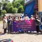 Kanwil DJP Jakarta Pusat Salurkan Bantuan Rp 105 juta ke Korban Erupsi Gunung Semeru   Perwakilan Kanwil DJP Jakarta Pusat, memberikan bantuan kepada warga terdampak bencana erupsi Gunung Semeru melalui rekening Baznas Lumajang. (Dok DJP Jakarta Pusat)