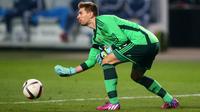 Leicester City dikabarkan selangkah lagi mendapatkan kiper asal Jerman, Ron-Robert Zieler. (Guardian)