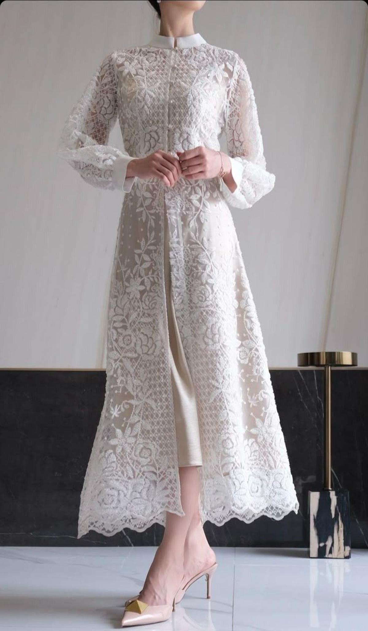 Ilustrasi Lace Dress Putih Panjang