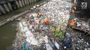 Petugas PPSU mengangkut sampah yang menumpuk di Kali Cideng, Jakarta Pusat, Senin (11/9). Minimnya kesadaran warga dalam membuang sampah dan menjaga lingkungan mengakibatkan sampah kembali menumpuk di kali tersebut. (Liputan6.com/Immanuel Antonius)