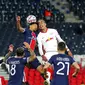 Pemain Paris Saint-Germain Marquinhos (kiri atas) berebut bola dengan pemain RB Leipzig pada pertandingan Grup H Liga Champions di Stadion Parc des Princes, Paris, Prancis, Selasa (24/11/2020). Paris Saint-Germain menang 1-0. (AP Photo/Thibault Camus)