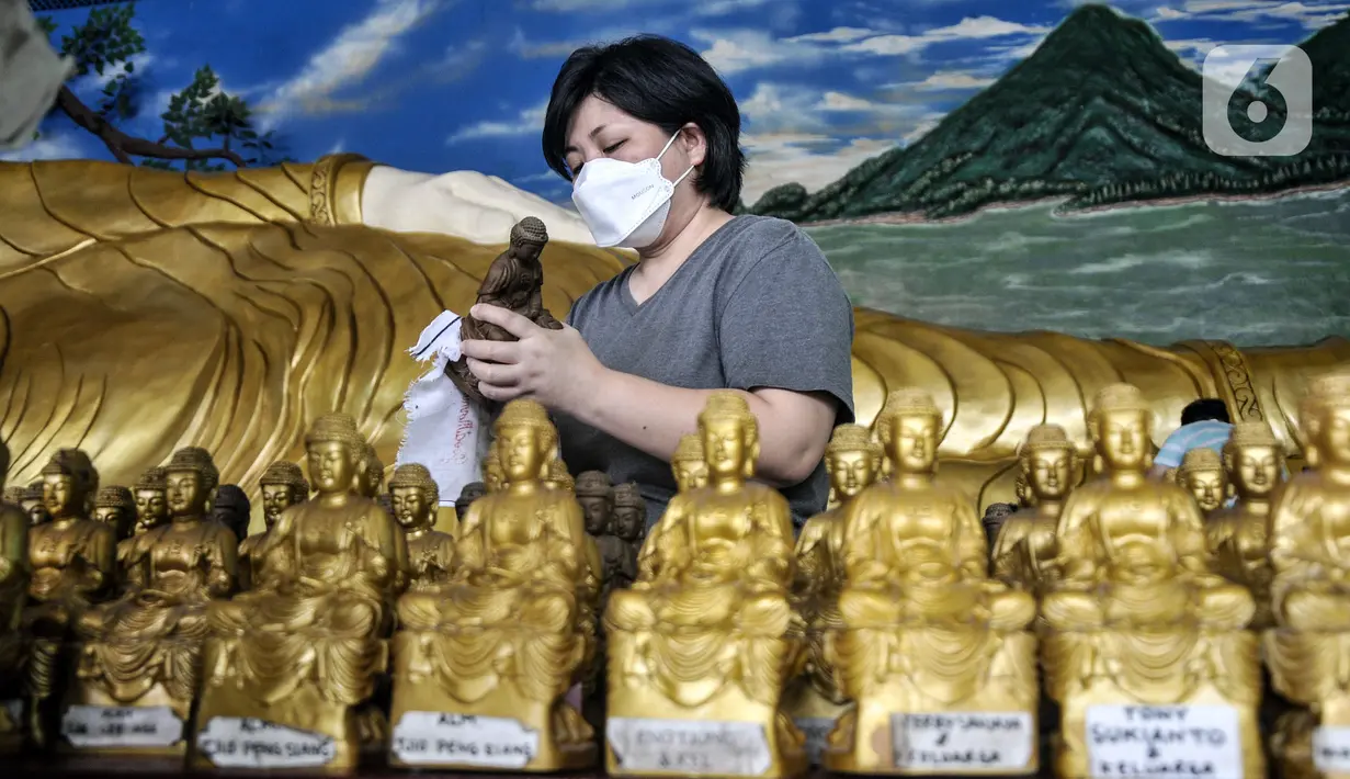 Warga keturunan Tionghoa membersihkan patung Buddha di Wihara Buddha Dharma & 8 Pho Sat, Tajur Halang, Bogor, Jawa Barat, Minggu (23/1/2022). Kegiatan gotong royong membersihkan patung Buddha ini merupakan tradisi dalam rangka menyambut Tahun Baru Imlek. (merdeka.com/Iqbal S. Nugroho)