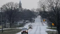 Badai, yang disertai angin kencang dan hujan es membuat jalan raya tertutup dengan lembaran es. 