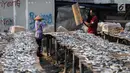 Pekerja menyelesaikan pengolahan ikan asin di kawasan Muara Angke, Jakarta, Kamis (4/7/2019). Ikan asin tersebut dijual dengan harga Rp 15 ribu hingga Rp 30 ribu per kilogram. (Liputan6.com/Faizal Fanani)