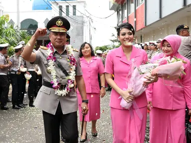 Irjen Pol Agung Budi M (tengah) mengangkat tangan usai upacara serah terima jabatan Kakorlantas di Makorlantas Polri, Jakarta, Rabu (4/1). Jabatan Kakorlantas Polri kini diemban Brigjen Pol Royke Lumowa. (Liputan6.com/Helmi Fithriansyah)
