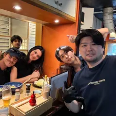 Momen kencan mereka di Tokyo menjadi sorotan setelah restoran Udon Shin membagikan foto kebersamaan Kendall dan Jacob bersama para staf. [@udon_shin.official].