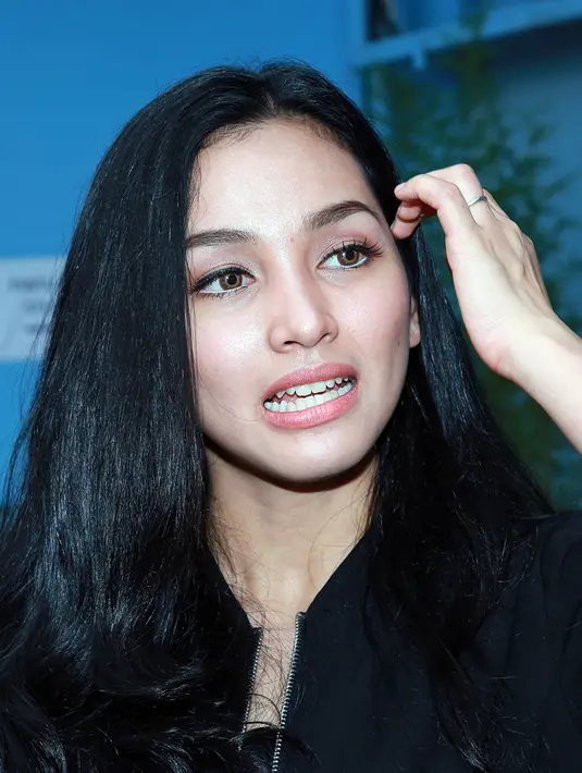 Ia juga menceritakan ibu mertuanya (Siti Nurhaliza) yang tidak bisa hadir di resepsi pernikahannya di Palembang lantaran sedang hamil. (Deki Prayoga/Bintang.com)