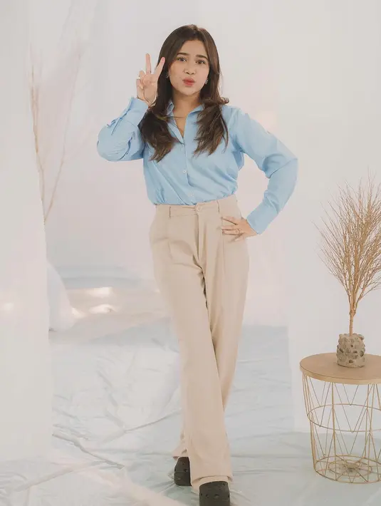 Penyanyi Brisia Jodie juga terlihat menawan dengan kemeja biru muda yang dipadunya dengan celana panjang cokelat. [Foto: Instagram/raffinagita1717]