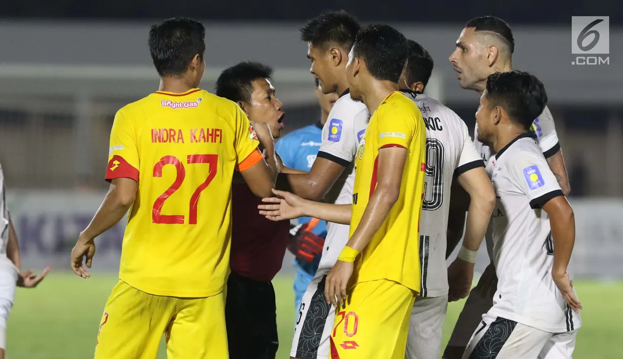 Pemain Madura United FC melakukan protes kepada wasit Adi Riyanto saat laga melawan Bhayangkara FC pada lanjutan Shopee Liga 1 Indonesia 2019 di Stadion Madya Gelora Bung Karno, Jakarta, Senin (5/8/2019). Laga kedua tim berakhir imbang 1-1. (Liputan6.com/Helmi Fithriansyah)