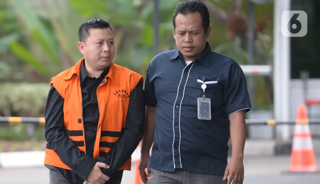 Saeful Bahri, staf Sekjen PDIP Hasto Kristiyanto, (kiri) tiba untuk menjalani pemeriksaan lanjutan di Gedung KPK, Jakarta, Selasa (18/2/2020). Saeful Bahri diperiksa sebagai tersangka kasus dugaan penerimaan hadiah terkait penetapan anggota DPR tahun2019-2024. (merdeka.com/Dwi Narwoko)