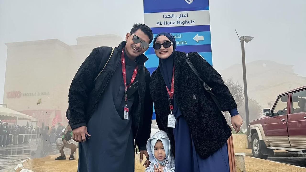 Potret Yeni Inka Berhijab saat Umrah, Kali Ini Bareng Suami dan Anak