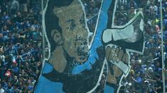 Koreografi 3D yang ditampilkan Bobotoh saat mendukung Persib Bandung melawan Mitra Kukar pada laga Liga 1 Indonesia 2018 di Stadion GBLA, Bandung, Jawa Barat, Minggu (8/4/2018). Persib Bandung menang 2-0. (Bola.com/Nick Hanoatubun)