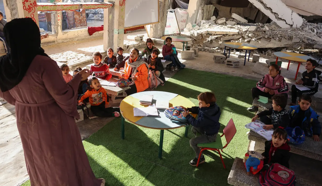 Perang antara Israel dan milisi Hamas yang telah berlangsung lebih dari setahun juga membuat seluruh aktivitas pendidikan terhenti. Kondisi ini membuat ratusan ribu anak di Gaza tak lagi punya tempat belajar. (Bashar TALEB/AFP)