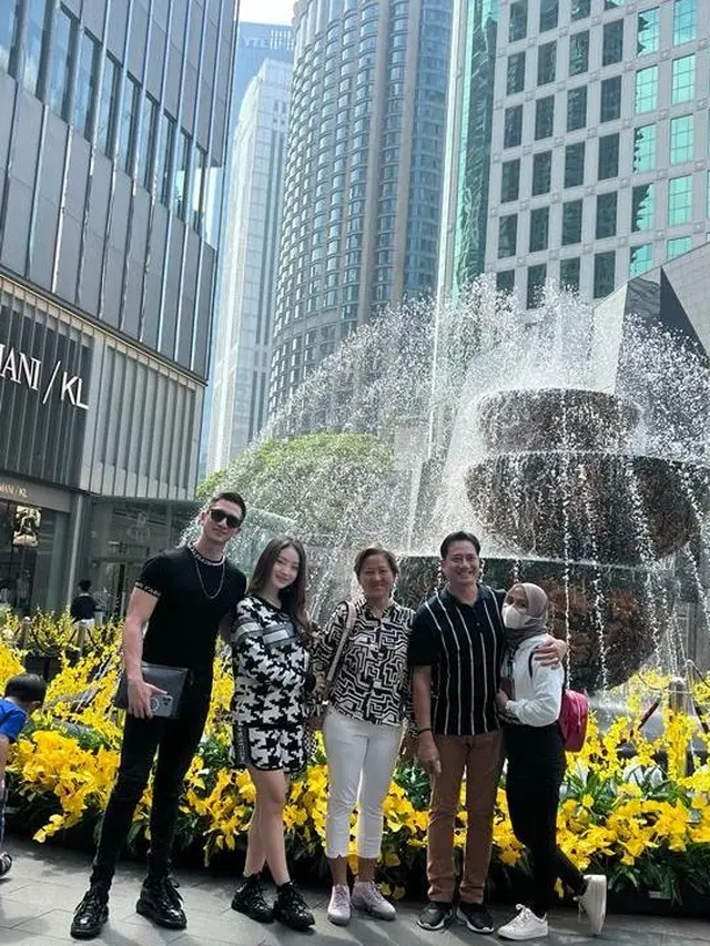 Saling Ajak Keluarga, Ini 6 Potret Natasha Wilona dan Verrell Bramasta di Malaysia