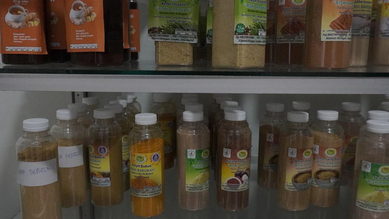“Karena saya pengennya jamu-jamunya punya merek, <i>ndak</i> sekedar jamu-jamu <i>peres</i> biasa,” tambahnya