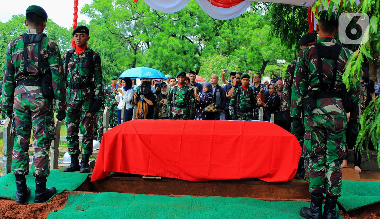 Prosesi pemakaman Mantan Menteri Urusan Peranan Wanita, Siti Aminah Sugandhi atau lebih dikenal Mien Sugandhi di TMPN Kalibata, Jakarta, Senin (6/1/2020). Mien menjabat sebagai MUPW pada era Presiden Soeharto, 1993 hingga 1998. (merdeka.com/magang/ Muhammad Fayyadh)