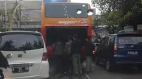 Bus Transjakarta mogok di pertigaan Jalan Paso, Ragunan, Jakarta Selatan. Lalu lintas di sekitar padat. (TMC)