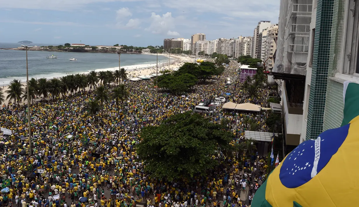 Ribuan orang berkumpul di Copacabana, Rio de Janeiro, untuk memprotes pemerintah Dilma Rousseff, Minggu (13/3). Para pengunjuk rasa menuduh Rousseff tidak mampu mengelola ekonomi dan terlibat dalam skandal korupsi besar. (Vanderlei Almeida/AFP)