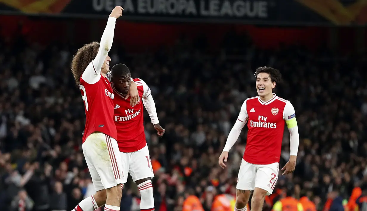 Striker Arsenal, Nicolas Pepe (tengah) berselebrasi usai mencetak gol ke gawang Vitoria de Guimaraes pada pertandingan Grup F Liga Europa di Stadion Emirates, London (24/10/2019). Di pertandingan ini, Pepe mencetak dua gol dan mengantar Arsenal menang 3-2 atas Vitoria. (AP Photo/Alastair Grant)