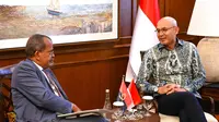 Wamenlu RI Arrmanatha Nassir (kanan) dan Sekretaris Negara sekaligus Wakil Menteri Luar Negeri Angola Bidang Administrasi, Keuangan, dan Warisan Budaya, Osvaldo Dos Santos Varela (kiri). (Dok. Kemlu RI)