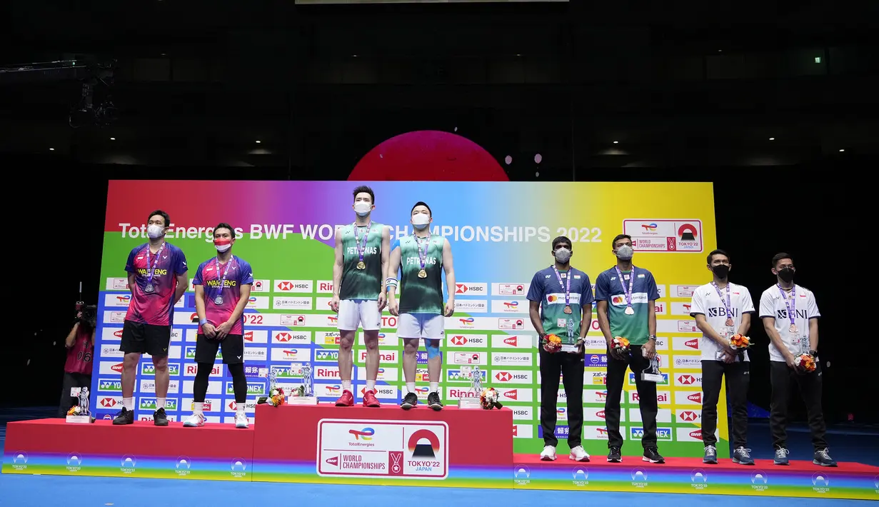 Selain Mohammad Ahsan/Hendra Setiawan yang menempati posisi runner-up, Indonesia juga diwakili oleh pasangan Fajar Alfian/Muhammad Rian Ardianto yang berhak menempati posisi ketiga bersama wakil India, Satwiksairaj Rankireddy/Chirag Shetty. (AP/Shuji Kajiyama)
