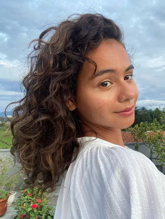 <p>Lagi-lagi Sahila Hisyam tampil tanpa riasan wajah yang memerlihatkan wajah aslinya dan percaya diri meski ada sedikit noda di wajanya. (FOTO: instagram.com/sahilahisyam/)</p>