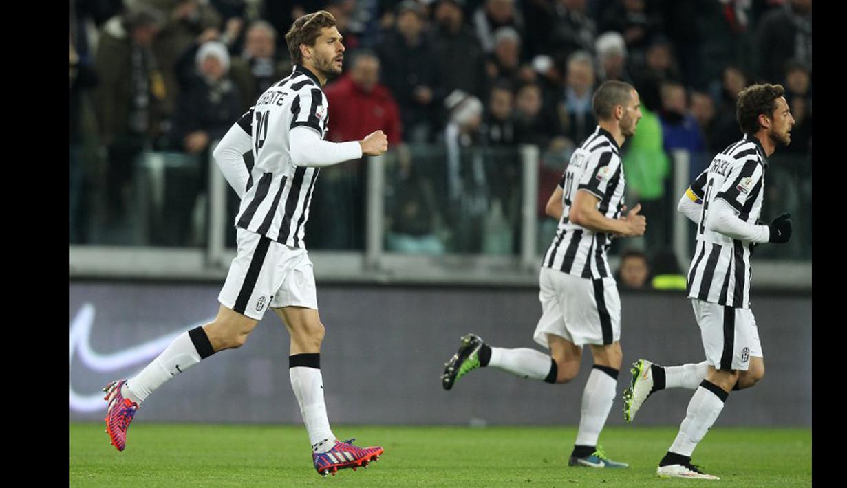 Penyerang Juventus,  Fernando Llorente merayakan selebrasi usai mencetak gol ke gawang Fiorentina pada leg pertama Semifinal Coppa Italia di stadion Juventus, Turin, Italia (5/3/2015).  Fiorentina Menang 2-1 atas Juventus. (AFP PHOTO/Marco Bertorello)