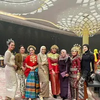 Ririn Ekawati tampil ayu dibalut busana adat Sulawesi Selatan. [Instagram/ririnekawati]