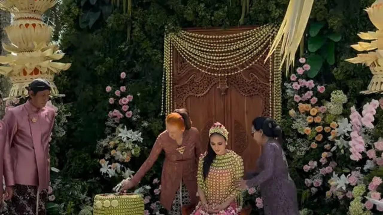 Pesona Luna Maya Dibalut Kebaya dan Ronce Melati saat Prosesi Siraman dan Sungkeman Adat Jawa Jelang Pernikahan