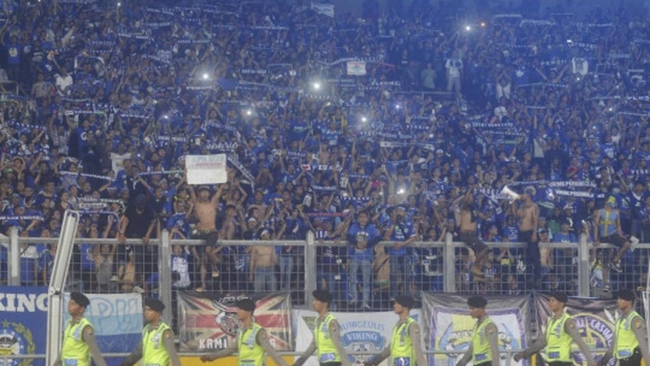 Aksi puluhan ribu Bobotoh birukan Gelora Bung Karno