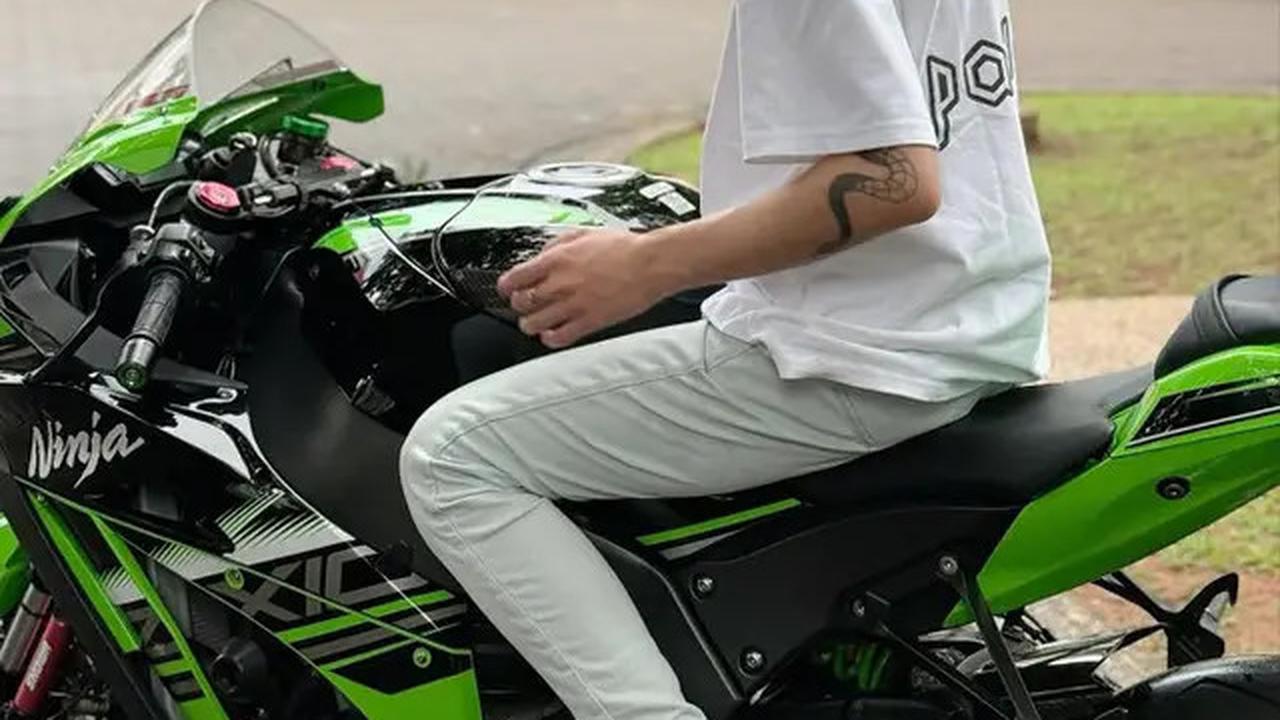 Gaya Rambut DJ Panda dengan Potongan Man Bun Undercut yang Jadi Ciri Khas