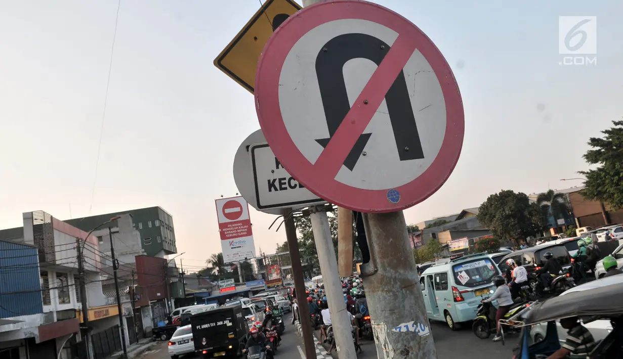 Rambu larang putar balik terpasang di jalur yang sering disalahgunakan oleh pengendara sepeda motor di kawasan Klender, Jakarta, Kamis (11/7/2019). Demi mempersingkat jarak tempuh dan menghindari kemacetan, para pengendara motor nekat berlawan arah. (merdeka.com/Iqbal S. Nugroho)