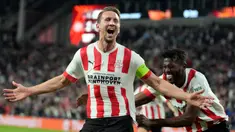 Pemain PSV Eindhoven Luuk de Jong (kiri) merayakan dengan rekan setimnya Ibrahim Sangare usai mencetak gol ke gawang Arsenal pada pertandingan sepak bola Grup A Liga Europa di Stadion Philips, Eindhoven, Belanda, 27 Oktober 2022. Arsenal kalah 0-2 dari PSV Eindhoven. (AP Photo/Peter Dejong)