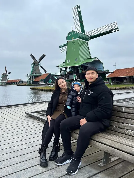 <p>Destinasi berbeda, Nikita Willy dan keluarga mengunjungi Belanda saat musim dingin. Busana serba hitam dengan mantel tebal tetap membuat ketiganya tampil stylish. [Instagram/nikitawillyofficial94]</p>