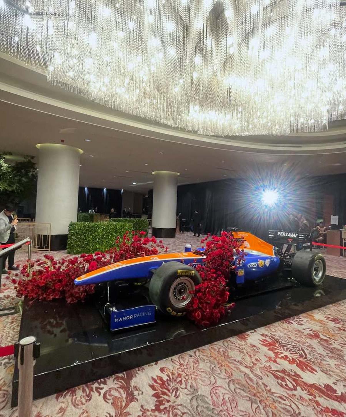 Potret Resepsi Mewah Pernikahan Rio Haryanto dan Athina, Mempelai Berdansa Bernyanyi - Mobil F1 Jadi Sorotan