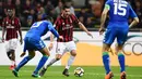 Pemain AC Milan, Andre Silva berebut bola dengan pemain Sassuolo, Federico Peluso pada laga pekan ke-31 Serie A di San Siro, Minggu (8/4). Sassuolo menahan AC Milan dengan skor 1-1 dalam lanjutan laga Serie A. (AFP PHOTO/MIGUEL MEDINA)