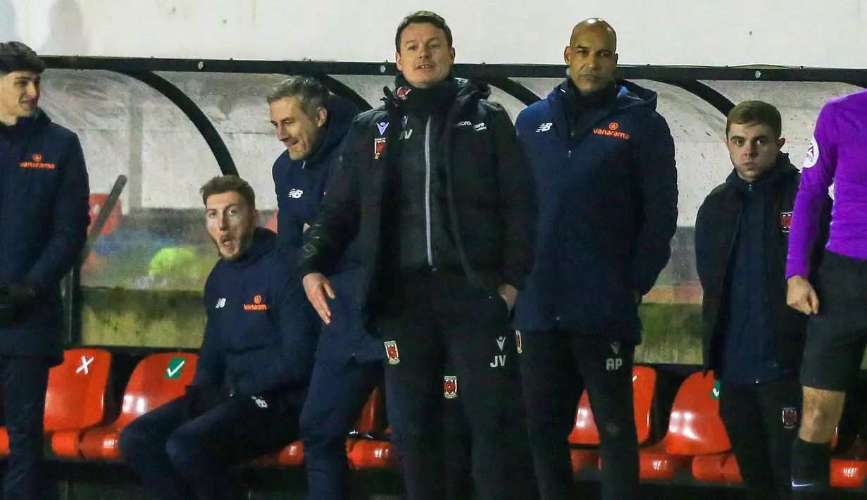 Manajer tim Chorley, Jamie Vermiglio (tengah) mengamati jalannya pertandingan saat menghadapi Wolverhampton wanderers dalam laga babak keempat Piala FA 2020/21 di Victory Park Stadium, Jumat (22/1/2021). Chorley kalah 0-1 dari Wolverhampton. (AFP/Lindsey Parnaby)
