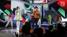 Penyanyi Via Vallen dan Anji saat tampil bersama dalam Konser Energi Asian Games 2018 di Studio 6 Indosiar, Jakarta, Kamis (8/3). (Liputan6.com/Faizal Fanani)