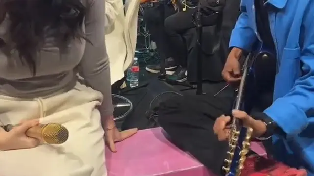 Skill Gitar Fajar Sadboy Bikin Livy Renata Terpesona (credit: Tiktok/justag.4.me)