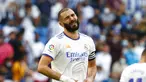 Reaksi pemain Real Madrid Karim Benzema saat melawan RCD Espanyol pada pertandingan La Liga Spanyol di Stadion Cornella-El Prat, Barcelona, Spanyol, Minggu (3/10/2021). Real Madrid kalah 1-2. (AP Photo/Joan Monfort)