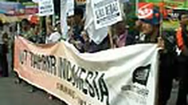 Ratusan umat Islam di Kota Semarang berunjuk rasa mengutuk praktik pornografi yang belakangan kian marak. Mereka mendesak aparat penegak hukum memproses kasus Ariel Peterpen secara tegas. 