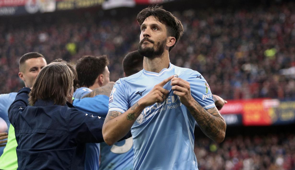 Pemain Lazio, Luis Alberto, melakukan selebrasi setelah mencetak gol ke gawang Genoa pada laga Liga Italia di Stadion Luigi Ferraris, Sabtu (20/4/2024). Luis Alberto menjadi pencetak gol satu-satunya di laga tersebut. (Tano Pecoraro/LaPresse via AP)