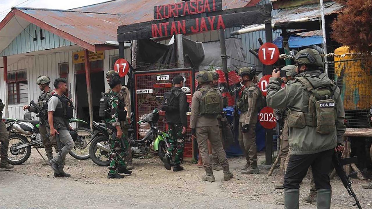 FOTO: Satgas Operasi Damai Cartenz Amankan Bandara Bilogai Sugapa
