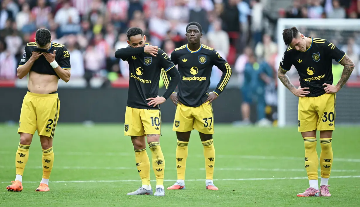 Para pemain Manchester United tampak kecewa setelah ditaklukkan Brentford 1-3 pada pertandingan pekan keenam Liga Inggris 2025/2026 di Gtech Community Stadium, Sabtu (27/09/2025). (AFP/Justin Tallis)