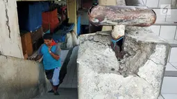 Seorang pria menaiki tangga di pasar tradisional Pasar Mingu di Jakarta, Rabu (17/7). Rencana revitalisasi 21 pasar tradisional di Ibu Kota terancam molor karena status lahan pasar masih dalam proses perubahan sertifikasi. (Liputan6.com/Immanuel Antonius)