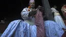 Seorang pendeta Hindu bersiap-siap untuk ambil bagian dalam perayaan pada hari kesepuluh festival Dashain di sebuah kuil di Bhaktapur di pinggiran Kathmandu (15/10/2021). (AFP/Prakash Mathema)