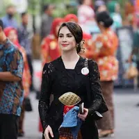 Jadi istri Wakil Gubernur Jawa Timur, Arumi Bachsin tampil anggun dalam balutan kebaya. (Instagram/arumibachsin_94).