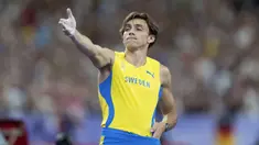 Selebrasi atlet lompat galah Swedia, Armand Duplantis saat memastikan medali emas cabang olahraga lompat galah Olimpiade Paris 2024 di Stade de France, Paris, Prancis, Senin (05/08/2024) waktu setempat. (AP Photo/David Goldman)