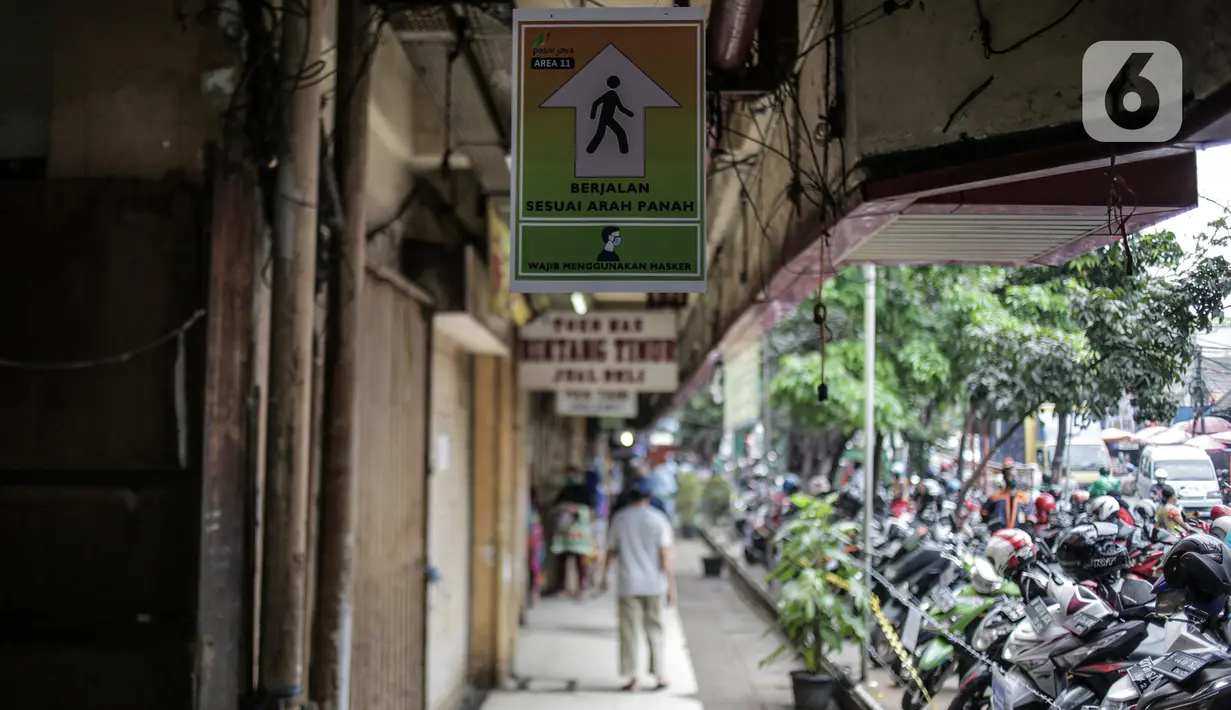 Pemberitahuan kewajiban penggunaan masker terpasang di Pasar Kebayoran Lama, Jakarta Selatan, Senin (22/6/2020). Pasar Kebayoran Lama menerapkan protokol kesehatan bagi pengunjung dan pedagang untuk mengantisipasi penularan COVID-19. (Liputan6.com/Faizal Fanani)