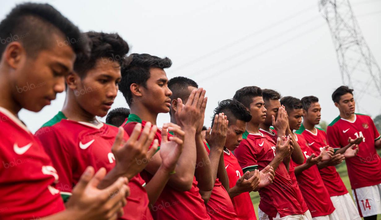 Para pemain timnas Indonesia U-19 berdoa usai laga ujicoba melawan PPLM di Lapangan NYTC Sawangan, Depok, Jawa Barat, Jumat (5/8/2016). Indonesia U-19 menang 3-0 atas PPLM. (Bola.com/Vitalis Yogi Trisna)